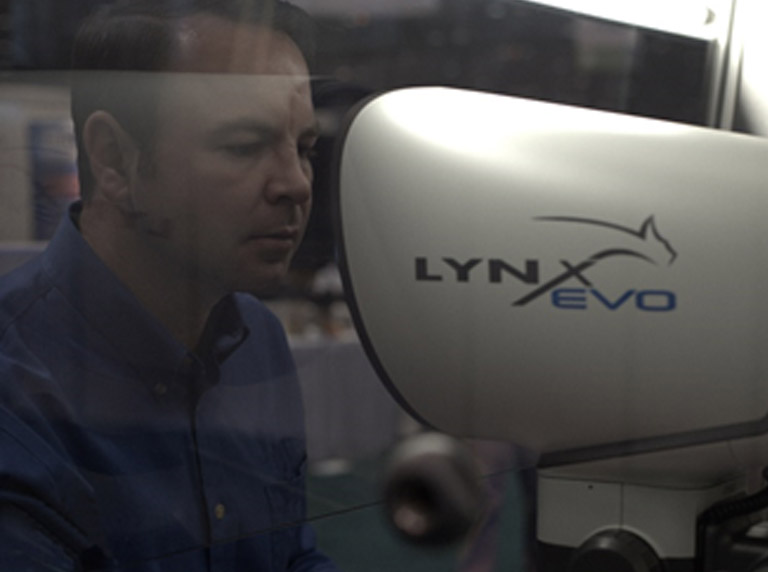 11-Lynx-EVO-zoom-stereo-microscope-laminar-flow-cabinet-768x572px Microscope in laminar flow cabinet