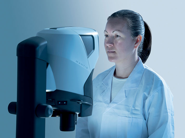 Maximum-eye-comfort-using-Mantis-stereo-microscope-768×572 Mujer mirando a través del microscopio estereoscópico sin ocular Mantis