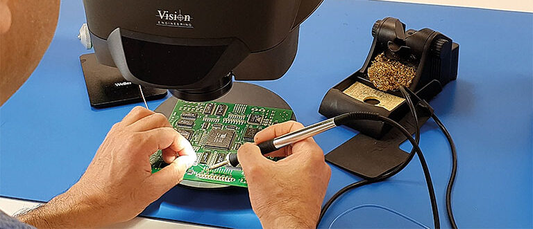 PCB soldering with Mantis PIXO 768x432px Soldering electronics using Mantis Microscope