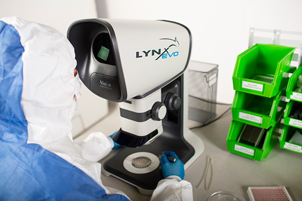 1604-vision-264 but cropped-600×400 Persona con traje de protección en un laboratorio utilizando el microscopio estereoscópico Lynx EVO