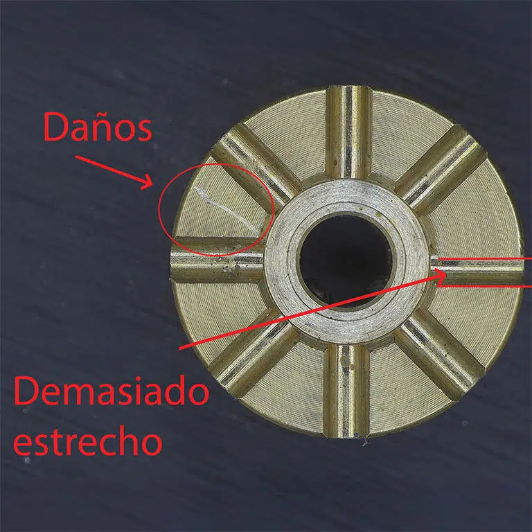 Imagen de un componente mecanizado con signos de daño y problemas de cumplimiento.