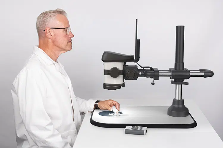 VISO_ergonomics_medical_glasses-750×500 Hombre observando un dispositivo médico con el microscopio estereoscópico digital ProteQ VISO