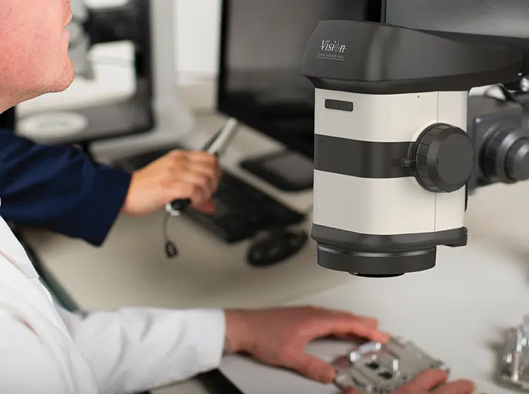 VISO_machined_Edit_CMYK-768×572 Una pieza metálica mecanizada siendo examinada por ProteQ VISO