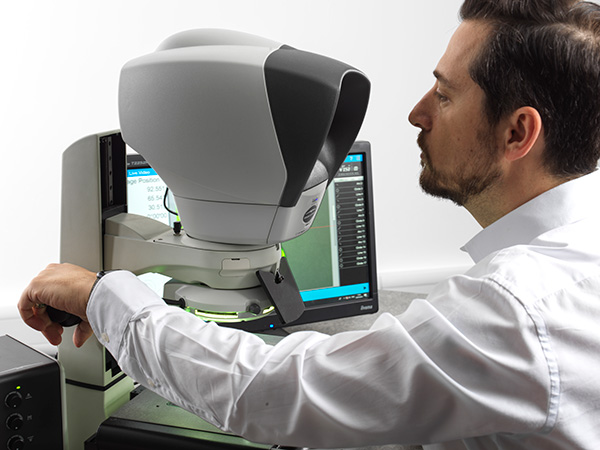 AB-V19-500-swift-pro-due-600×450 Hombre operando un microscopio de medición Swift Pro Duo