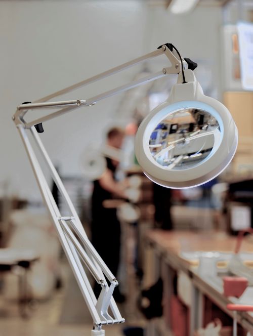 LFM LED LG Industry 06-500×664 Lupa de banco LED en un taller